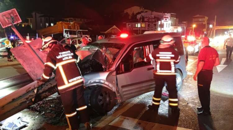 Çelik Bariyerlere Çarptı