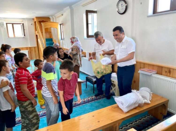 Kaçar’dan Kuran Kursu Öğrencilerine Hediye