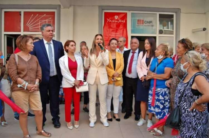 Nazlıaka Partiye Katılanlara Rozet Taktı