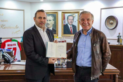 Koçal Kitabını Tutuk İçin İmzaladı