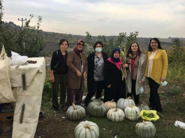Çalışan Kadın Çiftçiler Unutulmadı