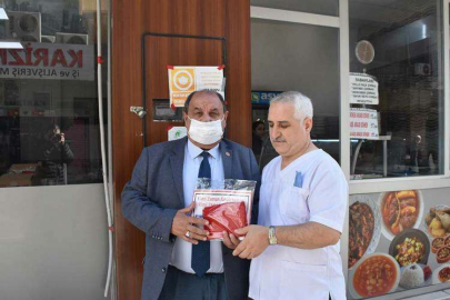 Yesob Esnafa Ve Vatandaşlara Bayrak Dağıttı