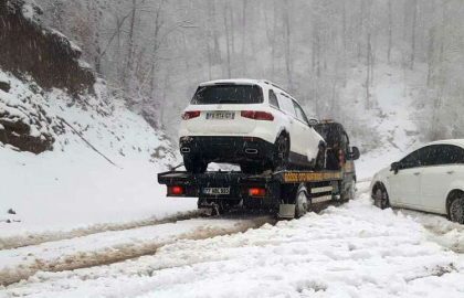 Yayla Yolunda Mahsur Kalan Araçlar Kurtarıldı