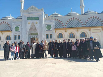 Termali Bayanlar Camileri Gezdi