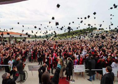 Yalova Üniversitesi’nde Mezuniyet Heyecanı