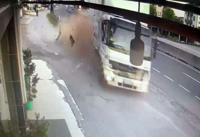 Kontrolden Çıkan Kamyon 2 Aracı Ezdi