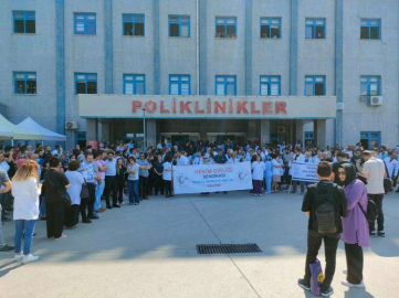 Katledilen Doktor İçin Alkışlı Protesto