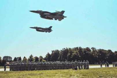 Hava Harp Okulu Öğrencilerini Savaş Uçakları Karşıladı