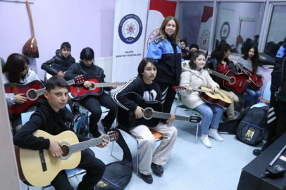 Gitarlar Polis Amcadan