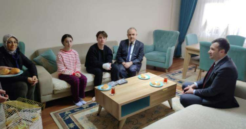 Vali Erol Depremzedeleri Ziyaret Etti