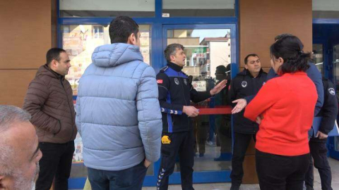 Projeye Aykırı Duvar Yıkılan Binadaki  Market Mühürlendi