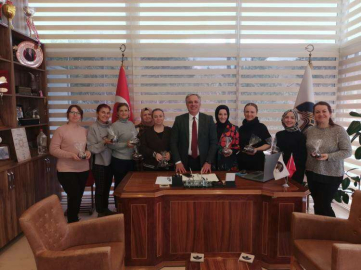 Acar’dan Kadın Personellere Hediye