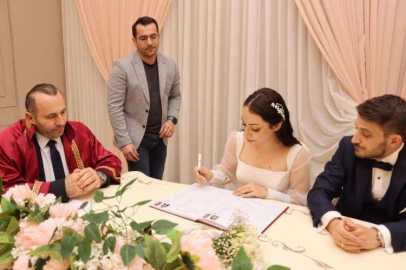 Depremzede Çiftin Nikâhını Tutuk Kıydı 
