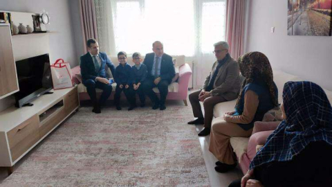 Vali Erol Depremzede Aileyi Ziyaret Etti