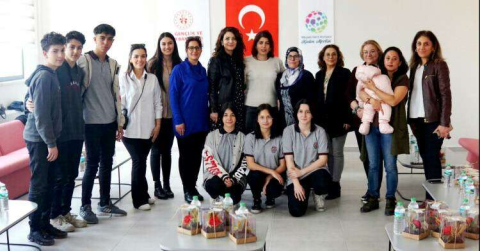 Kadın Meclisi Depremzede Çocukları Sevindirdi