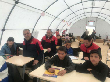 İtfaiye Personelleri Depremzede Çocukların Derslerine Yardım Ediyor