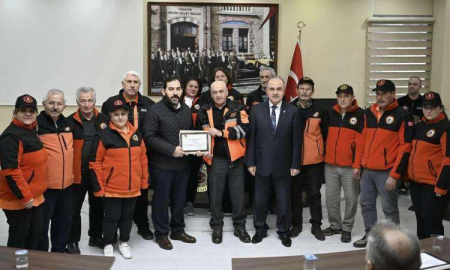 Deprem Kahramanlarına Teşekkür Belgesi Verildi
