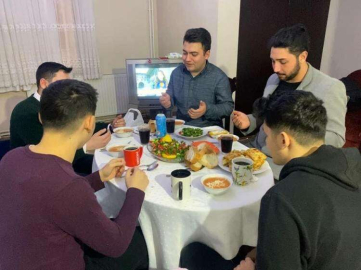 CHP Depremzede Öğrencilerle İftarda Buluştu