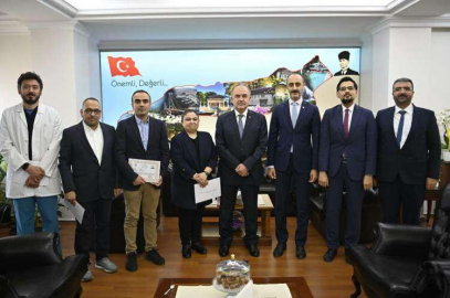 Başarılı Hekimlere Ödül Aldı