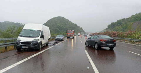 Altınova’da 3 Araç Birbirine Girdi