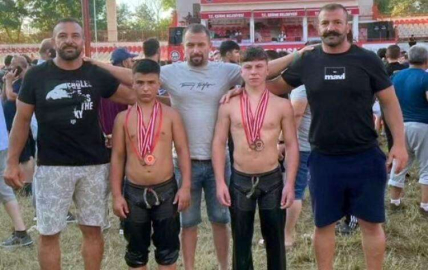 Altınovalı Pehlivanlardan Kırkpınar’da Kürsüde