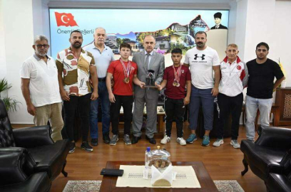 Altınovalı Pehlivanlar Vali Ve Emniyet Müdürü’nü Ziyaret Etti