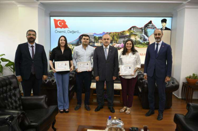 Vali Erol’dan Başarılı Hekimlere Ödül