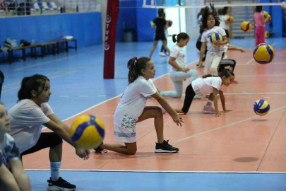 Çiftlikköy Belediyesi'nden Kız Voleybol Okulu