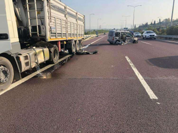 Tır'a Arkadan Çarpan Araçtaki 2 Kişi Yaralandı