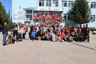 Jandarmadan Öğrencilere Türk Bayrağı