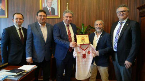 Rektör Bahçekapili, Dünya Şampiyonu Hocayi Tebrik Etti