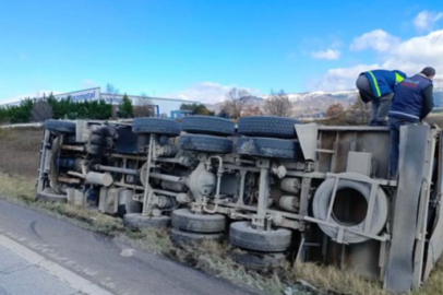 Yalova’da Demir Yüklü Kamyon Devrildi