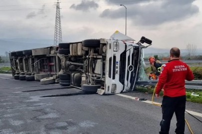 Otobanda Tır Devrildi: 1 Yaralı