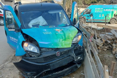 Seçim Aracı Otomobile Çarptı