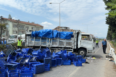 Tırla Çarpışan Kamyonet Devrildi