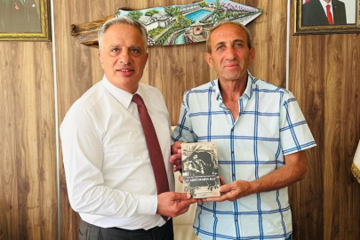 Sevencan Kitabını Acar’a Hediye Etti