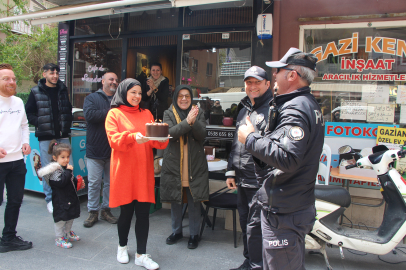 “Kavga Var” Deyip Polis Çağırdılar Pasta İle Sürpriz Yaptılar