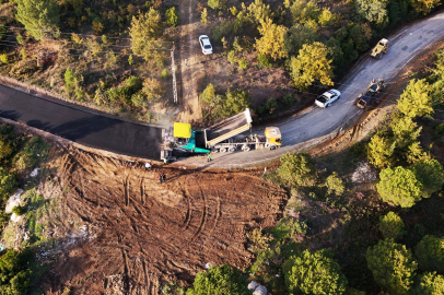 Köy Yollarında Sıcak Asfalt Çalışmaları Devam Ediyor