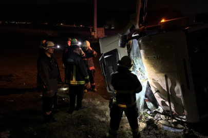 Sürücü Devrilen Kamyonda Sıkıştı