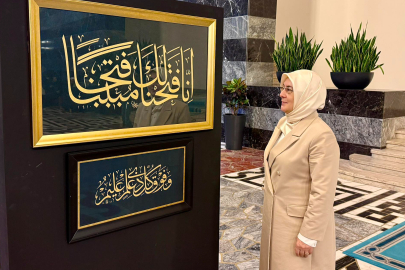 Akyol “Hilalin Işığında” Sergisini Gezdi