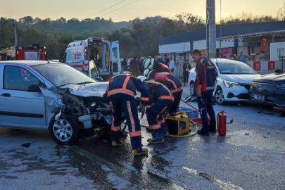 Araçta Sıkışan Anne Kızı İtfaiye Çıkardı