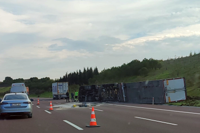 Otoyol’da Tır Devrildi