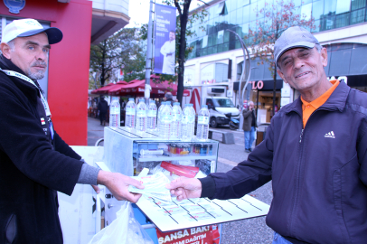 Zengin Olmayı Hayal Edenler Milli Piyango Bayilerine Akın Ediyor