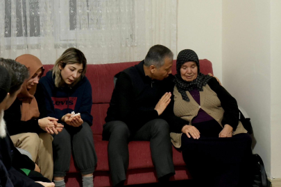 Bakan Yerlikaya Şehit Polisin Ailesini Ziyaret Etti