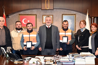 Başkan Gürel’den Örnek Personellere Plaket