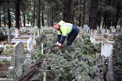 Şiddetli Fırtına Şehir Mezarlığı’nı da Etkiledi