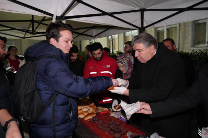 Kızılay’dan Öğrencilere Sucuk-Ekmek İkramı