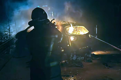 Altınova’da Alev Alan Otomobil Demir Yığınına Döndü