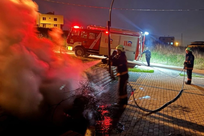 Çöp Yangını Çocuk Parkına Sıçradı