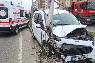 Yalova Plakalı Araç Elektrik Direğine Çarparak Durdu